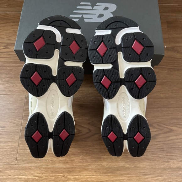 New Balance 9060 Sneakers In Grey 8.5 US - Picture 5 of 6